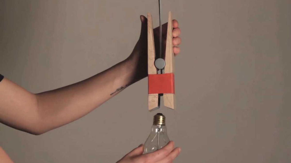 Ultraszybka wymiana żarówki dzięki spinaczowi [wideo] 1