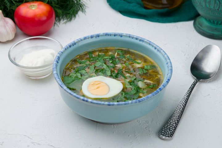Zupa szczawiowa najczęściej serwowana jest z jajkiem na twardo.