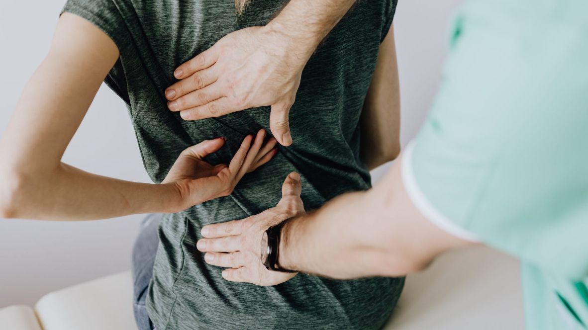 Reumatolog jest lekarzem specjalistą, który skupia się na diagnostyce, leczeniu oraz profilaktyce reumatoidalnych schorzeń stawów oraz kości, a ponadto chorób zapalnych tkanki łącznej.