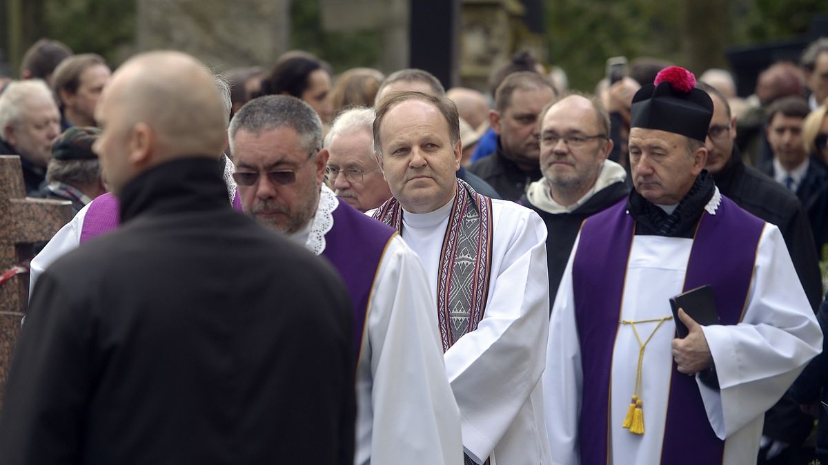 Ksiądz Kazimierz Sowa mówi o wigilii. 