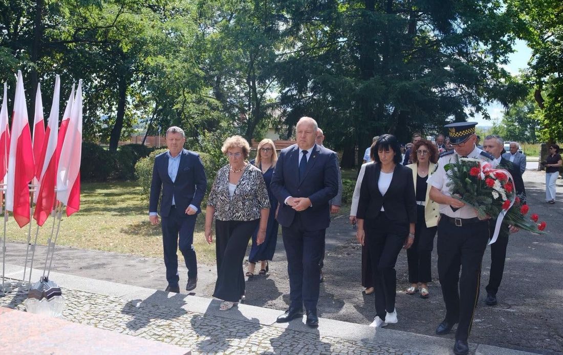 Ostrowiec uczcił 87. rocznicę wybuchu II wojny światowej. Złożono wieńce i zapalono znicze