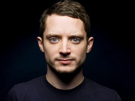 Elijah Wood chce palić na dworze