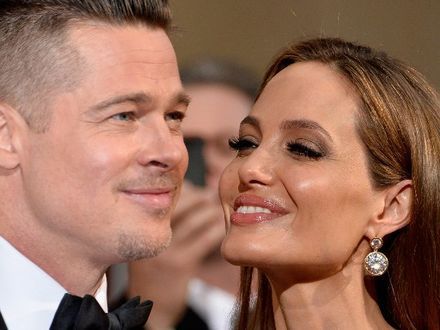 Brad Pitt w biżuterii Angeliny Jolie