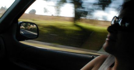 Kobieta w ciąży za kierownicą