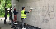 Akcja przeciwko bazgrołom na Ochocie. Mieszkańcy biorą sprawy w swoje ręce