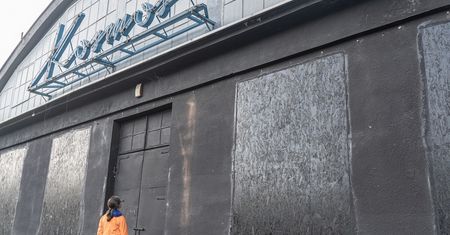 Artolucja. Odsłonięcie muralu na fasadzie Galerii Labirynt