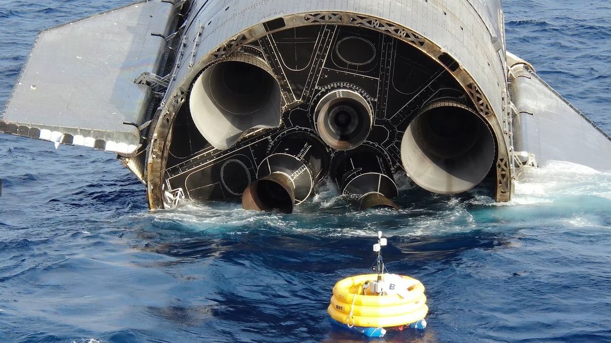 Starship po zakończeniu 10 lotu testowego w wodach oceanu.