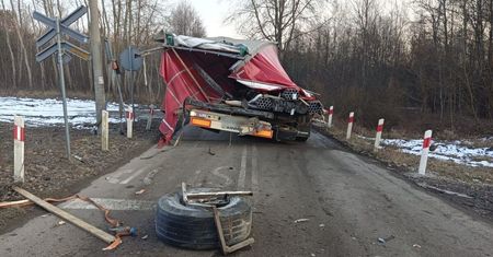 Ciężarówka wjechała wprost pod lokomotywę. Kierujący nie zauważył nadjeżdżającego pociągu