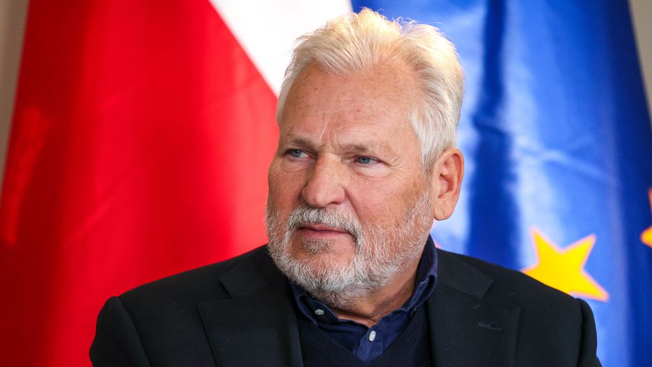 Warszawa, 07.03.2024. Były prezydent RP Aleksander Kwaśniewski podczas wywiadu dla Polskiej Agencji Prasowej w Warszawie, 7 bm. (ad) PAP/Szymon Pulcyn