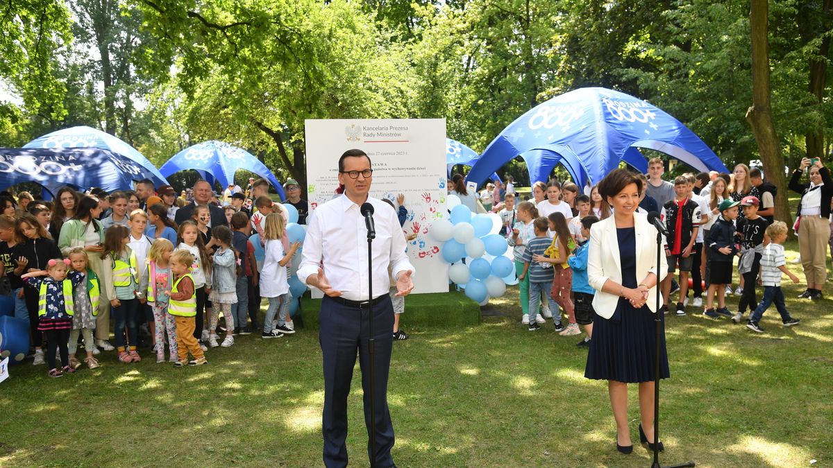 Projekt nowelizacji ustawy, wprowadzający 800 plus, symbolicznie podpisano w ogrodach KPRM w obecności dzieci