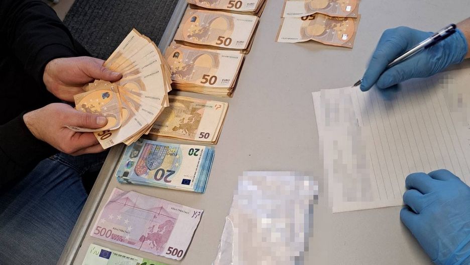 W związku ze sprawą policja zabezpieczyła równowartość ponad pół miliona złotych w kilku różnych walutach