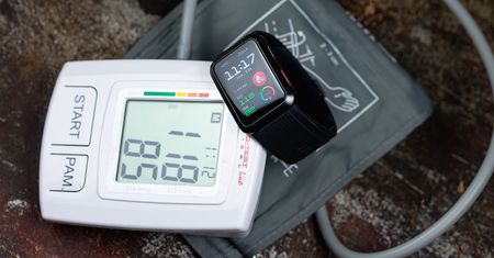 Nie masz czasu i chęci na wizytę kontrolną u lekarza? To przynajmniej zacznij używać odpowiedni smartwatch