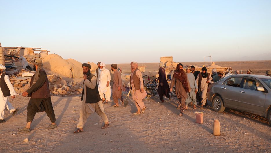 Earthquakes hit in western Herat
epa10906245 People affected by an earthquake wait for relief in Herat, Afghanistan, 07 October 2023. At least 15 people have lost their lives, and scores sustained injuries following a series of seven earthquakes ranging from 4.7 to 6.3 magnitudes that struck the western Afghan province of Herat on 07 October 2023, Mula Janan Sayeq, disaster management spokesperson said. Afghanistan is situated in the Hindu Kush mountain range, a region with significant seismic activities and a common origin point for earthquakes in the surrounding areas, making it one of the countries most susceptible to natural disasters.  EPA/STRINGER 
Dostawca: PAP/EPA.
STRINGER
