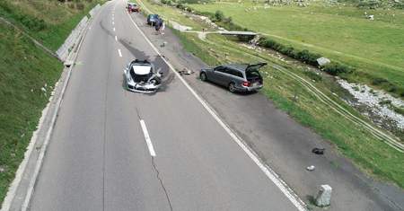 Bugatti, porsche, mercedes i kamper zderzyły się w Szwajcarii. Straty oszacowano na 3,7 mln franków