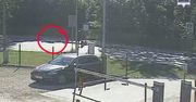 Kierowcy mijali potrąconą dziewczynę na drodze. Policja pokazuje wideo