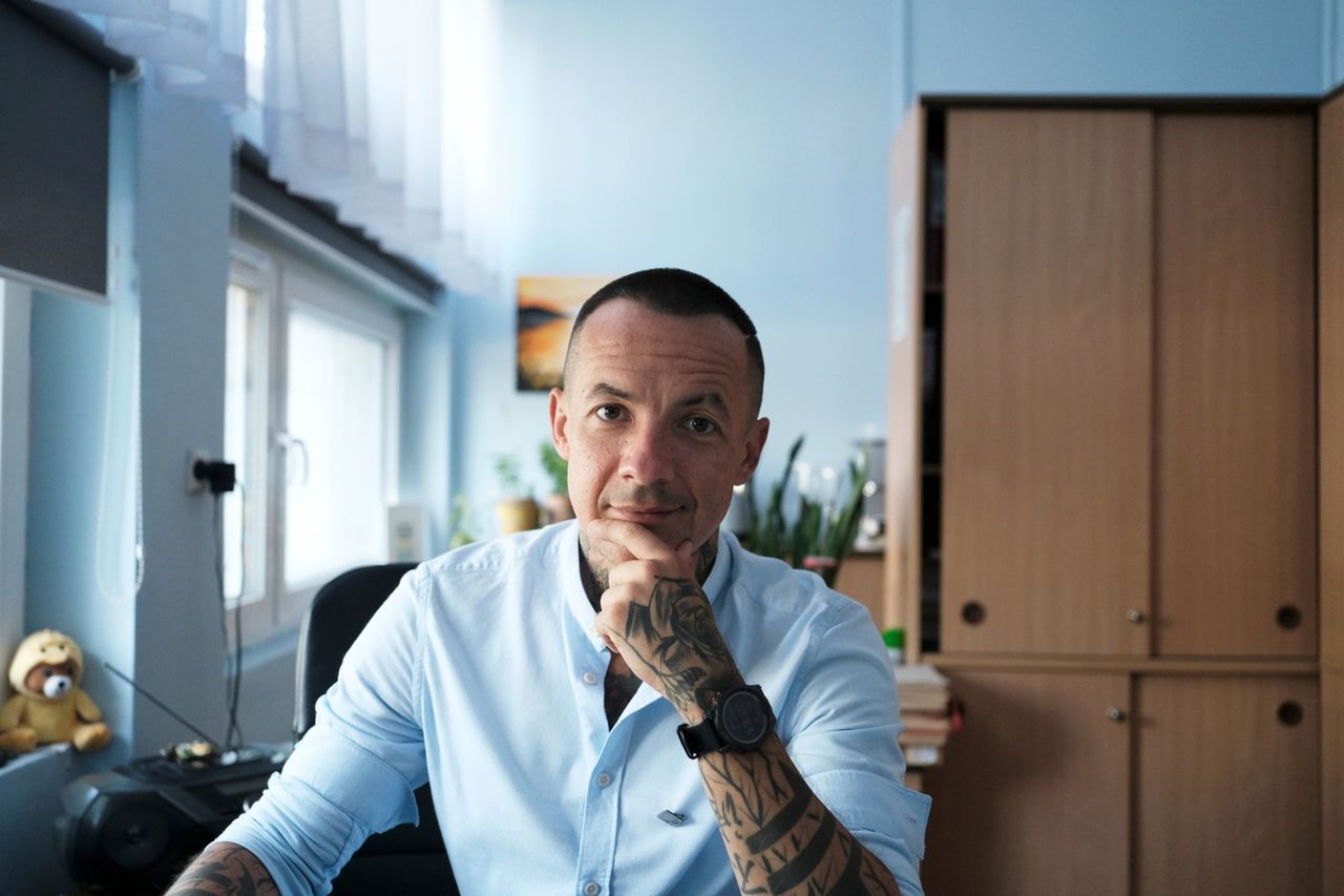 Sprzed tablicy do parlamentu. Najpopularniejszy nauczyciel w Polsce ma plan