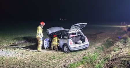 Dachowanie auta Mini Cooper pod Naruszewem. Kierowca trafił do szpitala!
