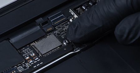 Większy dysk w MacBooku Neo? Chiński YouTuber pokazał, że to możliwe
