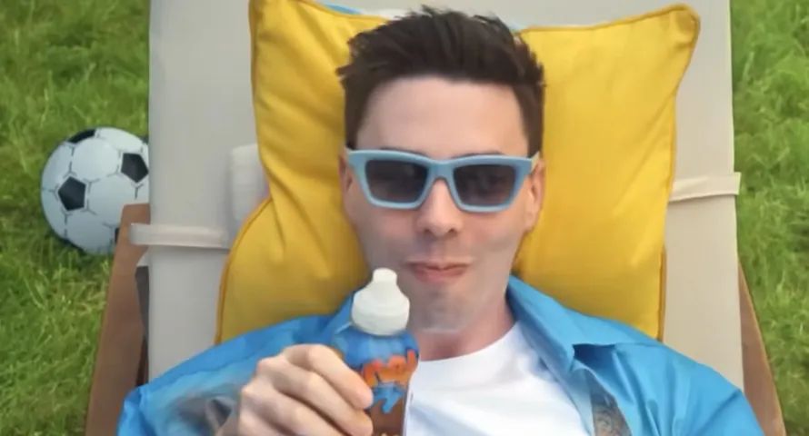 "Kto z nami nie wypije, na wioskę nie wbije". KER krytycznie o reklamie Wojanka