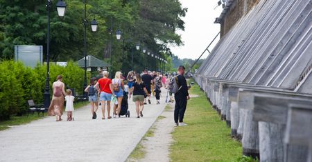 Koronawirus w Polsce. Ciechocinek walczy z epidemią. "Ludzie pytają, czy tańce są zakazane"