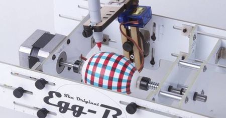 Egg-bot - robot do samodzielnego montażu, który potrafi zrobić wielkanocne pisanki [wideo]