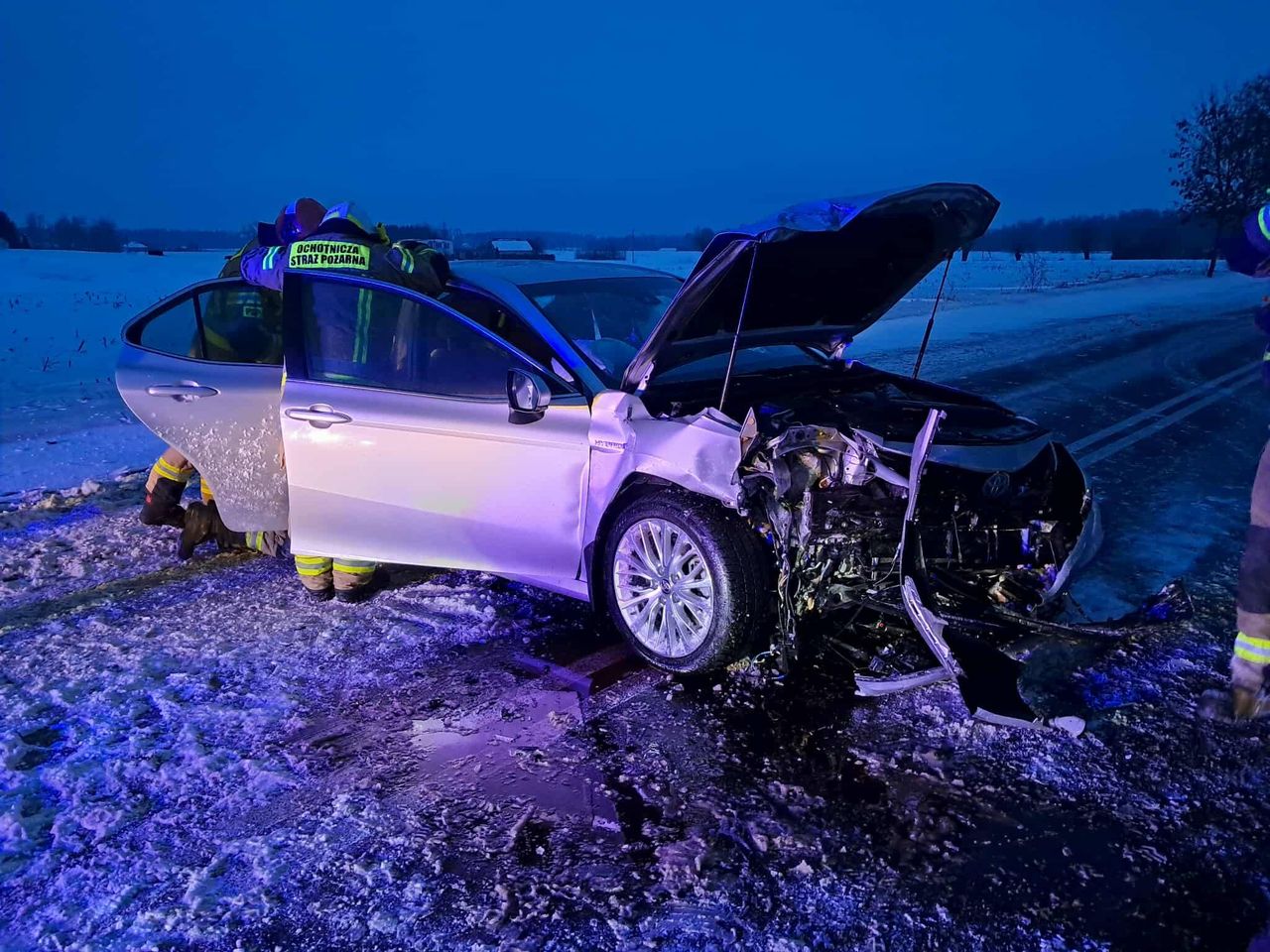 Kolizja w Sikorzu. Samochód osobowy uderzył w drzewo, droga była zablokowana
