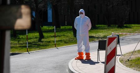 Koronawirus w Polsce. Epidemia nie odpuszcza. "Spadek mamy znacznie wolniejszy"