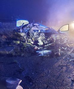 Koszmar koło Grójca. Auto osobowe zmiażdżone po zderzeniu z ciężarówką