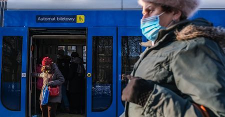 2 tys. zł za brak maseczki - PiS wycofuje się z pomysłu. RMF FM: za duże koszty polityczne