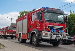 Pruszków. Ogromna rolka blachy wylądowała na autostradzie. Utrudnia życie kierowcom