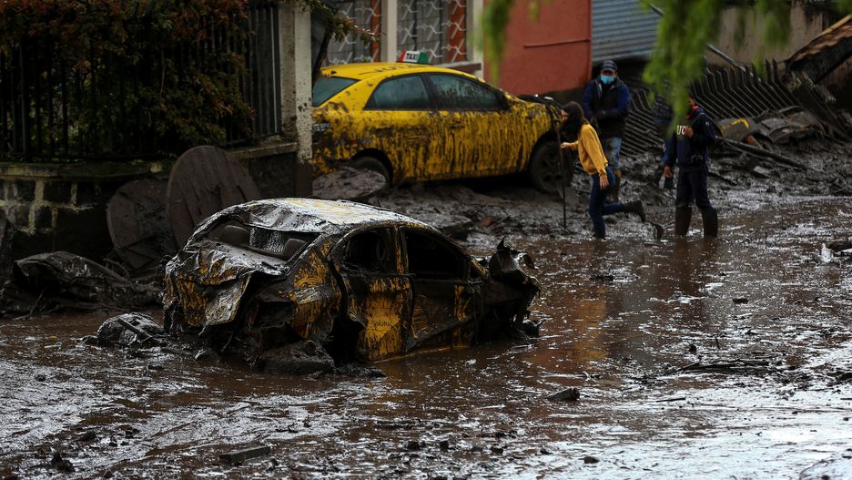 epa09721367 View of vehicles destroyed today on the mud caused by the rains of the previous day, which affected some neighborhoods in the west of the Ecuadorian capital in Quito, Ecuador, 01 February 2022. The number of people who died on 31 January rose to 18 after a flood that affected several neighborhoods in the west of the Ecuadorian capital, a city that was hit by a heavy downpour, with record rainfall, according to authorities.  EPA/JOSE JACOME Dostawca: PAP/EPA.