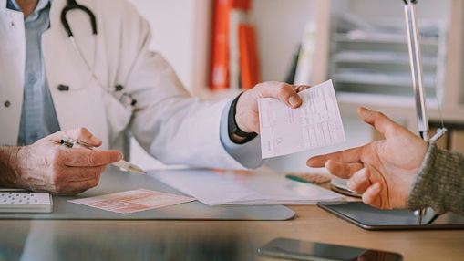 Pracownik przebywający na zwolnieniu lekarskim nie może podejmować żadnych czynności, które są niezgodne z celem zwolnienia od wykonywania pracy. 