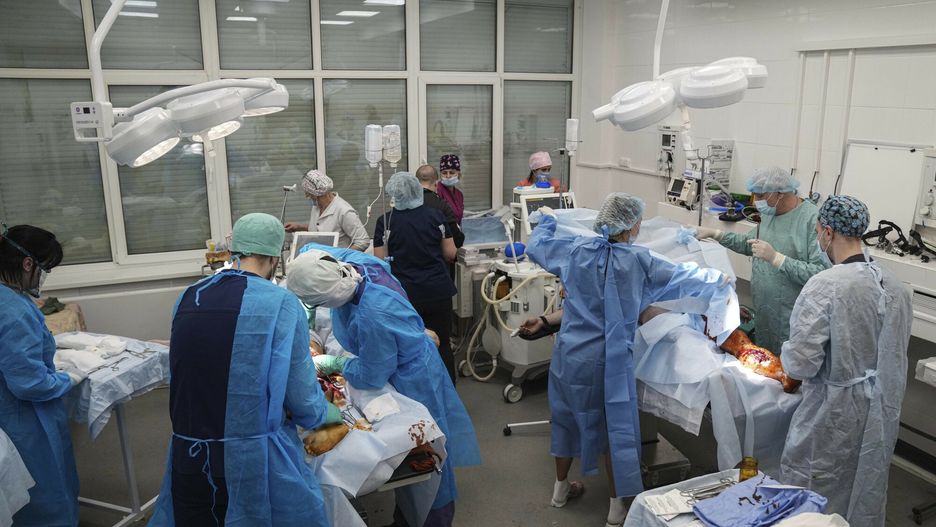 Pracownicy medyczni opatrujący rannych w szpitalu w Mariupolu 