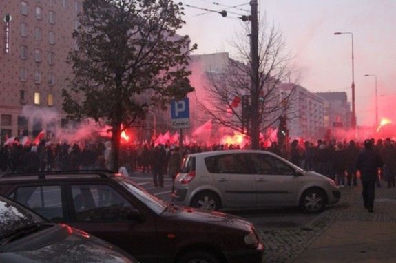 "Wszyscy patrzyli jak bezbronny koleś jest goniony przez kibola i błaga o pomoc. Nikt nie zareagował"