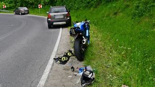 Królik Polski: Motocyklista przewrócił się na łuku drogi i zderzył z osobówką. 25-latek został ciężko ranny
