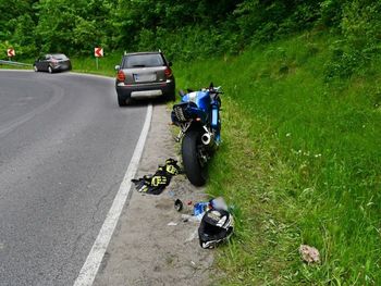 Królik Polski: Motocyklista przewrócił się na łuku drogi i zderzył z osobówką. 25-latek został ciężko ranny