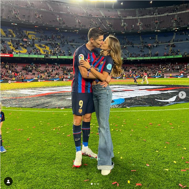 Anna Lewandowska z córkami wspiera Roberta Lewandowskiego na Camp Nou