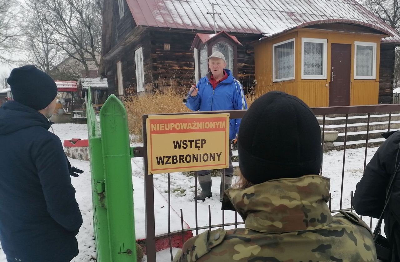 Mieszkaniec Usnarza Górnego opowiada o kryzysie na granicy (Fot. Wirtualna Polska)