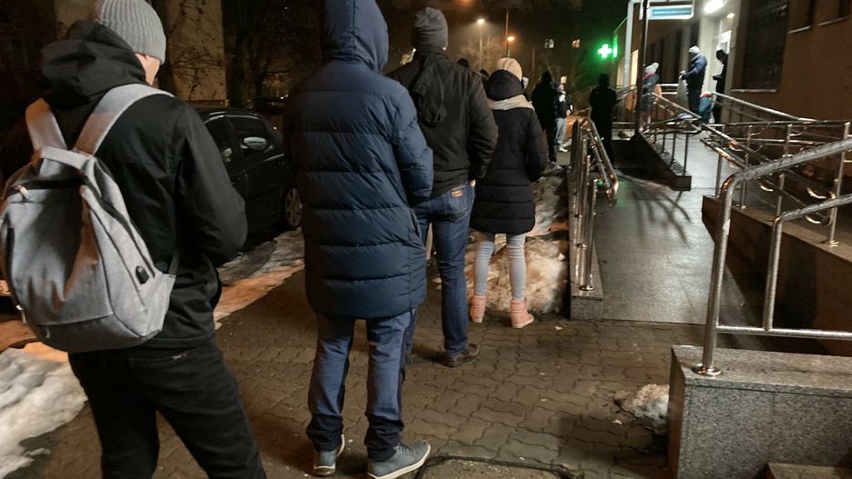 Kolejka po "numerek" do pediatry w Poradni dla Dzieci Chorych przed jedną z warszawskich przychodni. 
