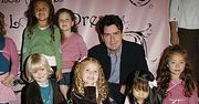 Charlie Sheen i ubranka dla dzieci
