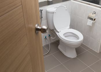 Kurort zakazał tego w toalecie. Turyści zdziwieni. Kara to 500 zł