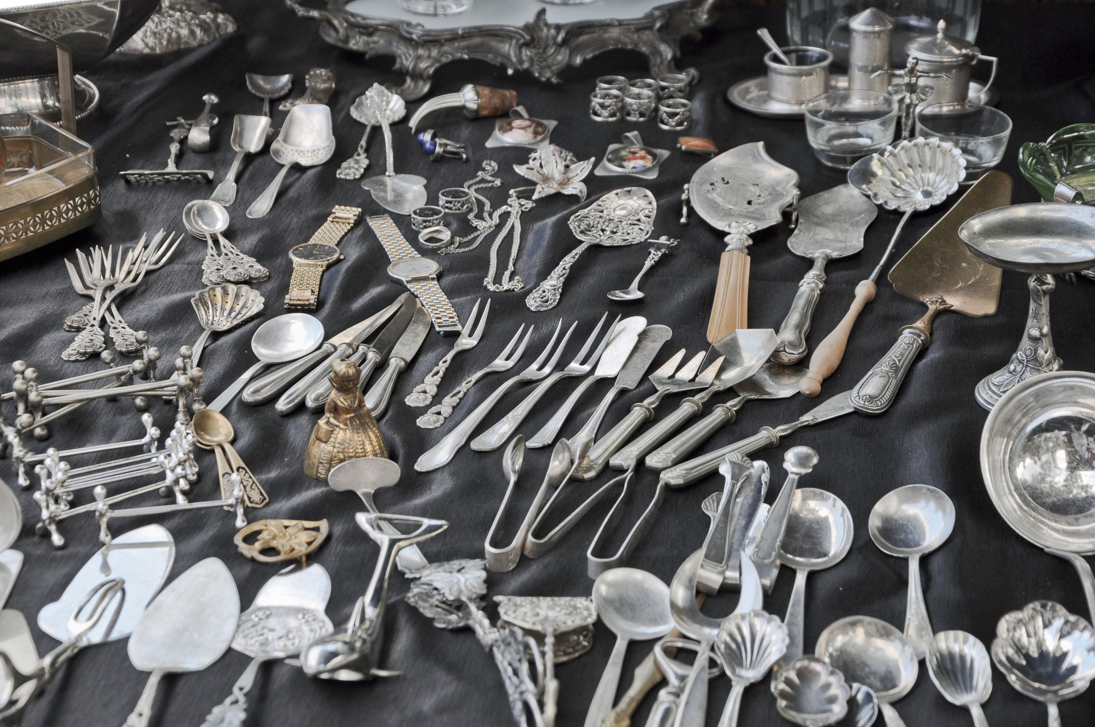 stare, przedmioty, porcelana, karafka, patera, figórki, kolorowe, starocie, stragan, stoisko, moda, dawne, spotkanie, handel, historia, wspomnienia, dawne lata