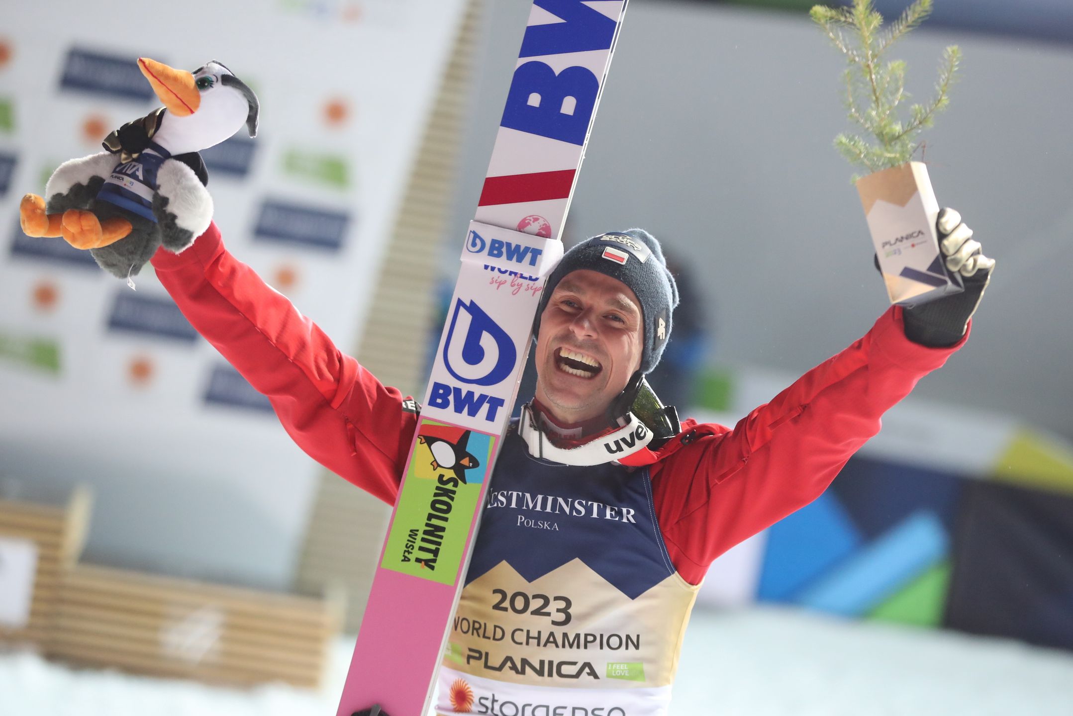 Planica, Słowenia, 25.02.2023. Mistrzostwa świata w narciarstwie klasycznym Planica 2023. Polak Piotr Żyła cieszy się ze zwycięstwa po konkursie skoków narciarskich na skoczni HS 100, 25 bm. (gj) PAP/Grzegorz Momot