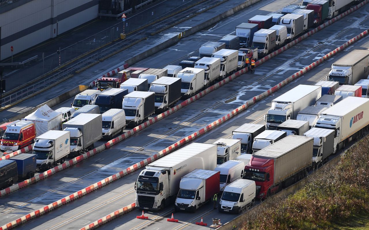 Dover. Żołnierze wiozą kierowcom środki ochrony osobistej