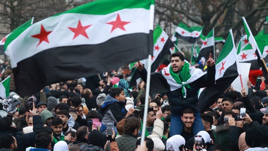 Supporters of the Syrian opposition residing in Germany celebrate the rebel takeover of Damascus, in Berlin, Germany, 08 December 2024. Syrian rebels entered Damascus on 08 December 2024 and announced in a televised statement the 'Liberation of the city of Damascus and the overthrow of Bashar al-Assad,' as well as the release of all the prisoners. The rebels also urged the Syrian armed forces to leave Syrian public institutions, which will stay under the control of the outgoing Syrian prime minister until the official handover ceremony. EPA/CLEMENS BILAN Dostawca: PAP/EPA.