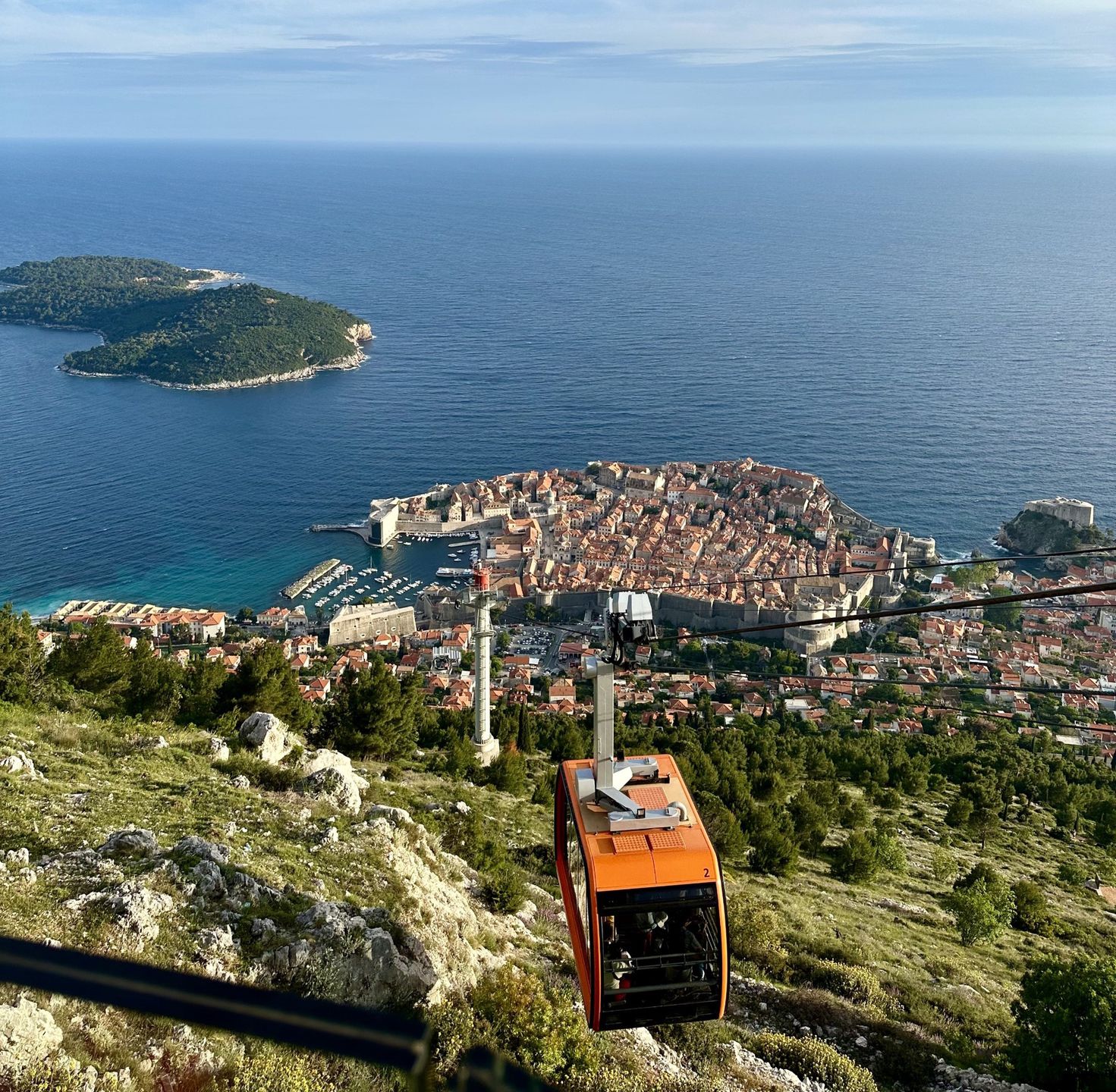 Wagoniki kolejki Cable Car Dubrovnik mieszczą nawet po kilkanaście osób jednocześnie 