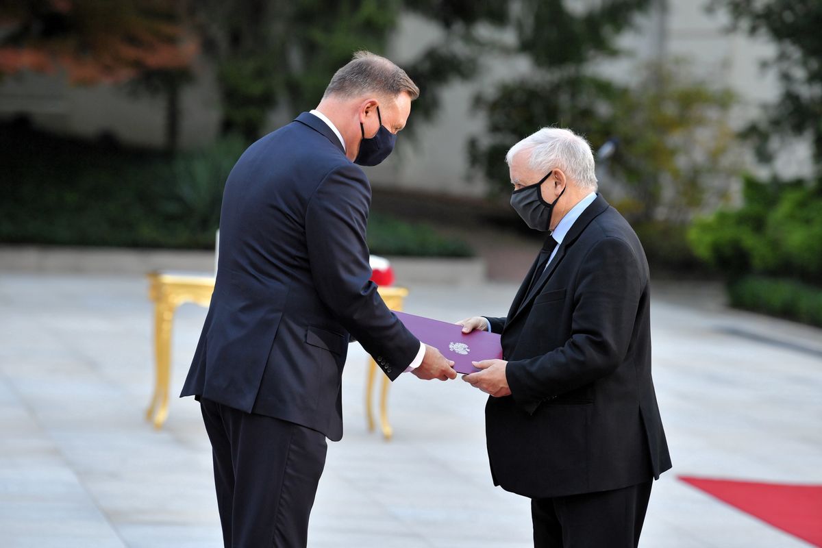 Warszawa, 06.10.2020. Prezydent RP Andrzej Duda (L) oraz nowo powołany na stanowisko wicepremiera Jarosław Kaczyński (P) . (aldg) PAP/Radek Pietruszka