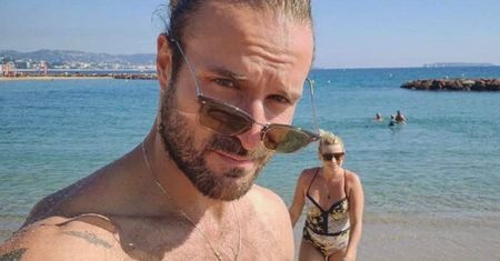 Otoczony wianuszkiem PIĘKNYCH PAŃ Piotr Stramowski odpoczywa po pracy na planie "Pokusy" (FOTO)