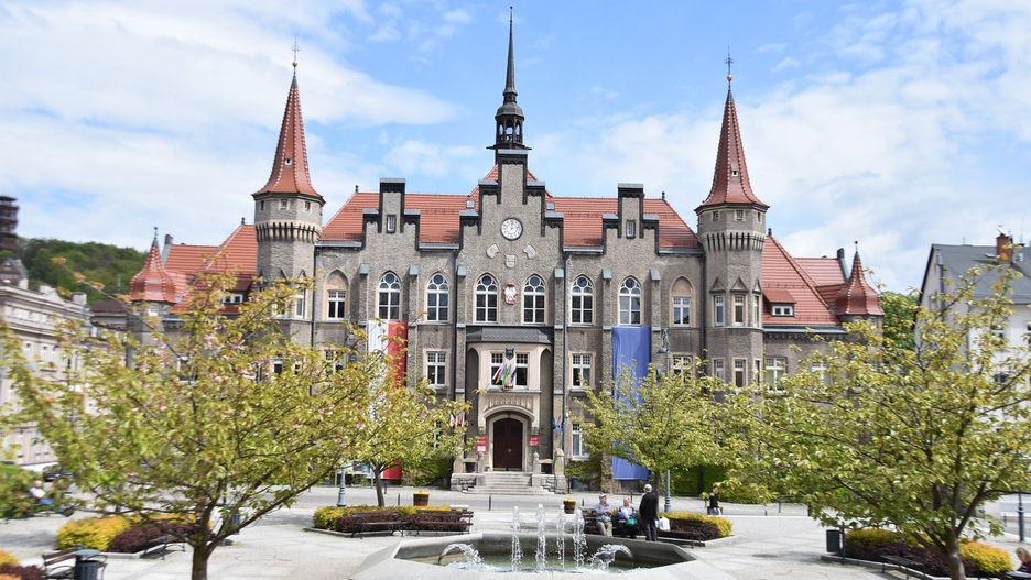 W Wałbrzychu blask odzyska osiem zabytkowych budynków. To obiekty tzw. użyteczności publicznej - m.in. Ratusz