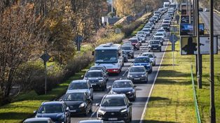 Bydgoszcz: Korki w okolicach cmentarzy we Wszystkich Świętych